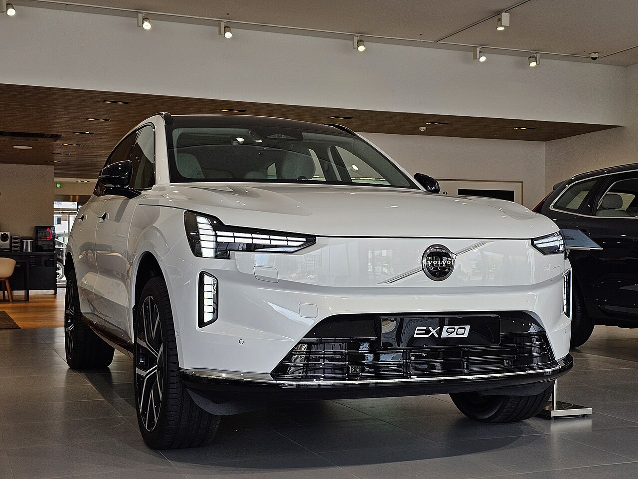 File:Volvo EX90 Twin Motor Performance Ultra SPA2 Crystal White (4).jpg