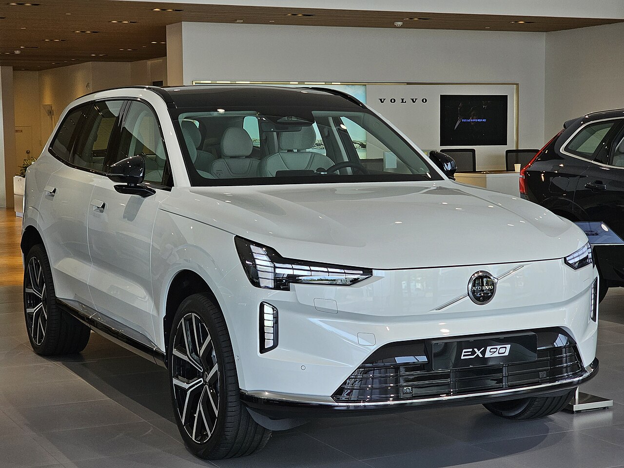 File:Volvo EX90 Twin Motor Performance Ultra SPA2 Crystal White (5).jpg